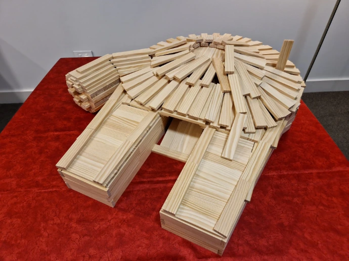 Millennium-Falcon-kapla-planks-model